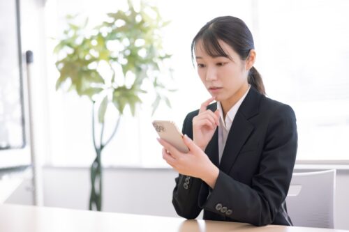 首を傾げる女性