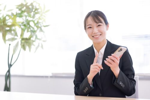 説明する女性