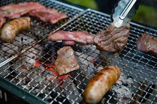 バーベキューで肉を焼く