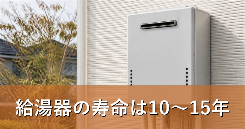 冬の駅のホームと旅行カバン