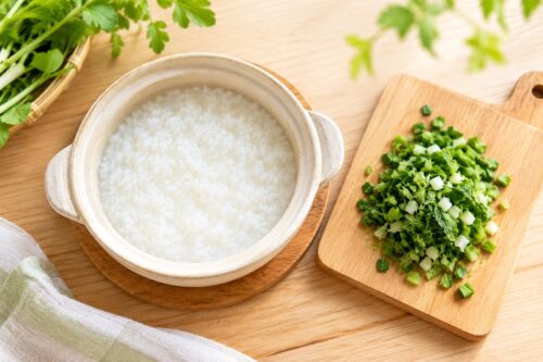 土鍋で炊いたお粥ときざんだ青菜